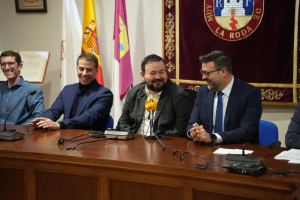 El consejero de Educación, Cultura y Deportes, presentando el acto en La Roda