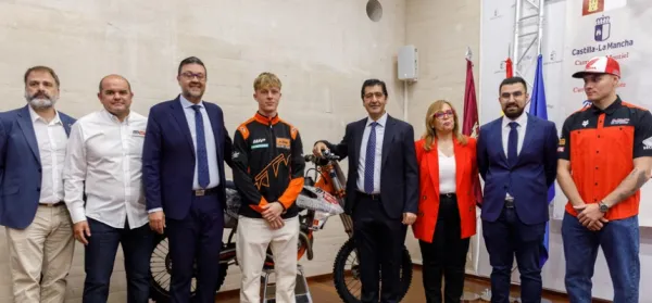 Foto de familia de la presentación de la prueba de motocross de Cózar