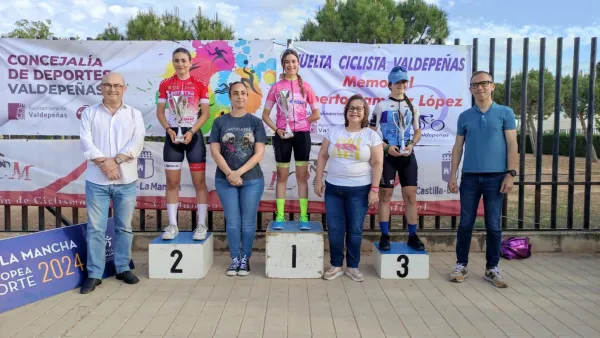 El presidente de la federación de ciclismo, en la entrega de premios