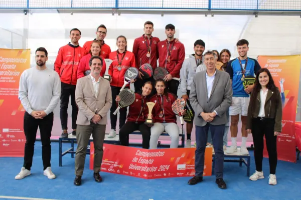 El delegado provincial en la entrega de premios del universitario de pádel