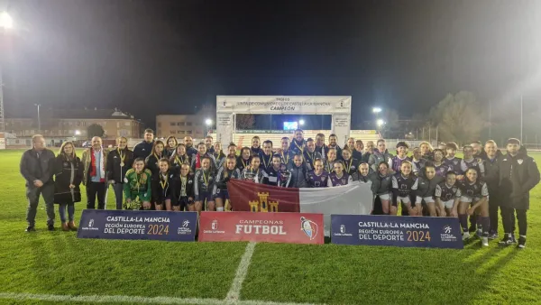 La Directora de Igualdad en la foto de familia de la final del Trofeo JCCM de fútbol femenino