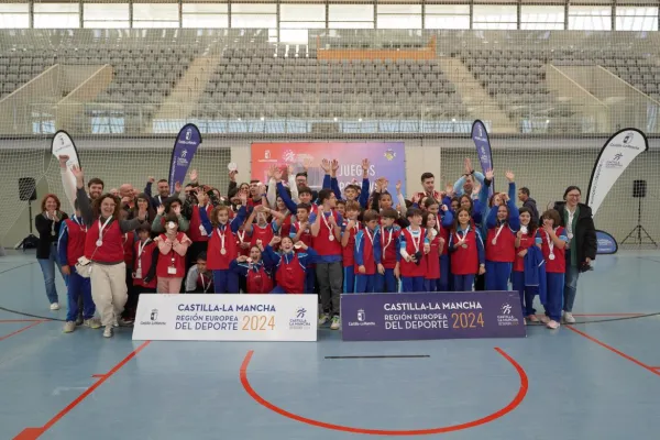 Encuentro intergeneracional. Foto de familia.