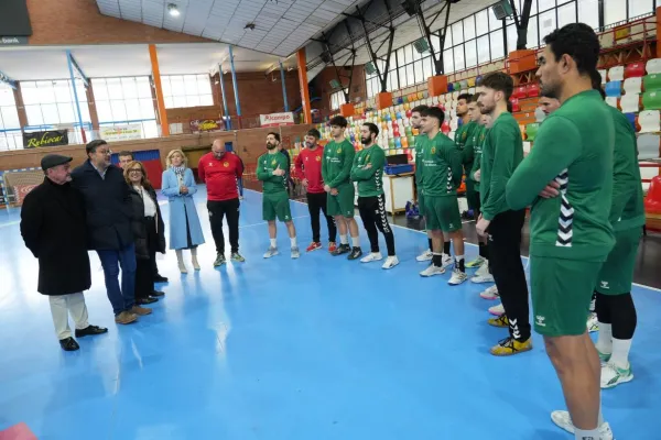 El consejero en su visita al Club Balonmano de conquense