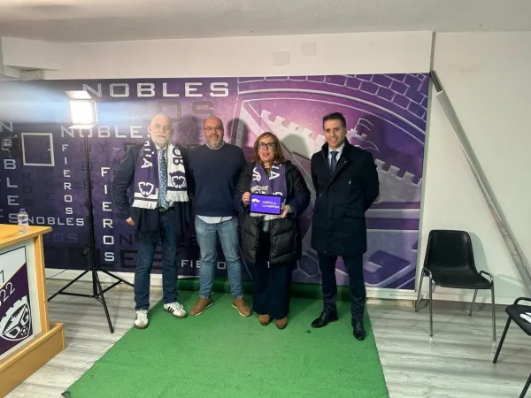 La viceconsejera con los responsables del club de fútbol