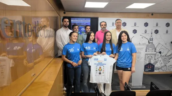 Delegado y equipo en la presentación