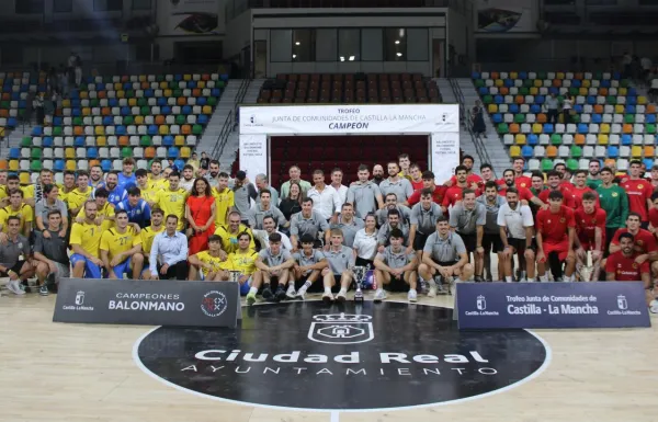 Foto de familia con campeones del balonmano en el trofeo JCCM
