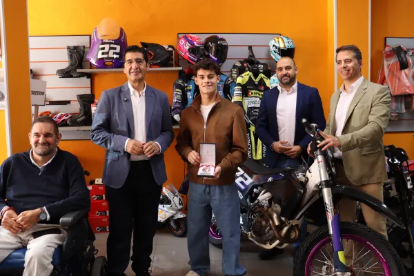 El vicepresidente segundo, con el piloto de motociclismo ciudarrealeño