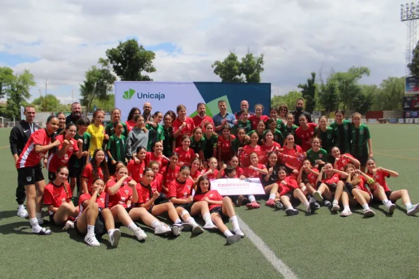 Foto de familia de las campeonas en Alcázar