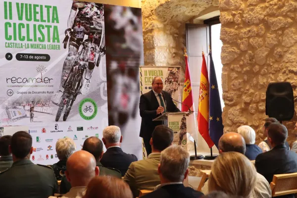El consejero presentando La Vuelta a CLM