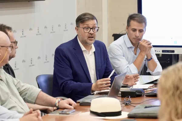 Consejero y Director General, responsables de la Ley, durante la reunión de trabajo