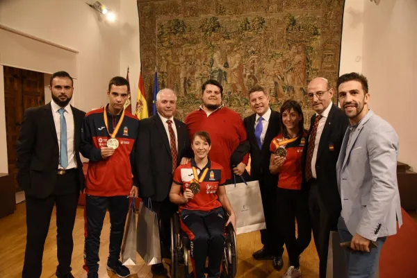 recepción presidente CLM a karatekas campeones mundial recepción presidente CLM a karatekas campeones mundial