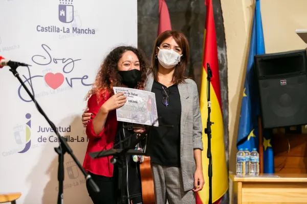 La directora general de Juventud y Deportes entrega los diplomas en el IV encuentro Canción de Autor La directora general de Juventud y Deportes entrega los diplomas en el IV encuentro Canción de Autor