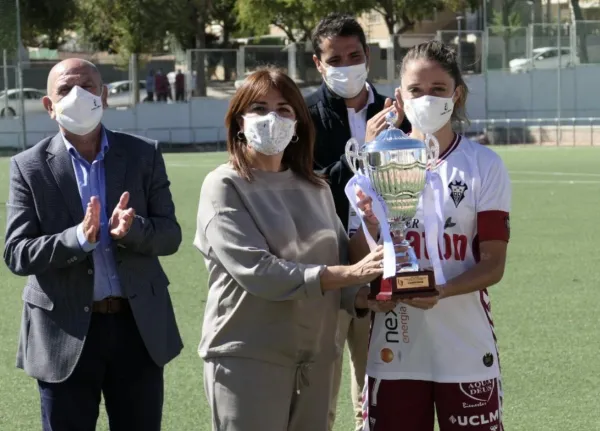 La directora general de Juventud y Deportes entregando la copa de campeonas del Trofeo JCCM La directora general de Juventud y Deportes entregando la copa de campeonas del Trofeo JCCM