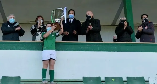 La directora general de Juventud y Deportes entregando el trofeo a las campeonas La directora general de Juventud y Deportes entregando el trofeo a las campeonas