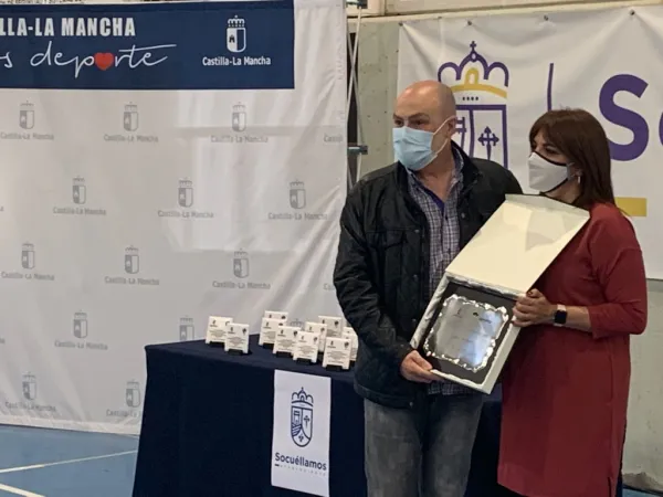 Noelia Pérez entregando la placa Mujer y Deporte al presidente del club Kiko Sánchez Bustos Noelia Pérez entregando la placa Mujer y Deporte al presidente del club Kiko Sánchez Bustos