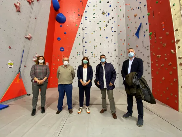 La directora general de Juventud y Deportes con su homólogo de Aragón y los responsables de la federación