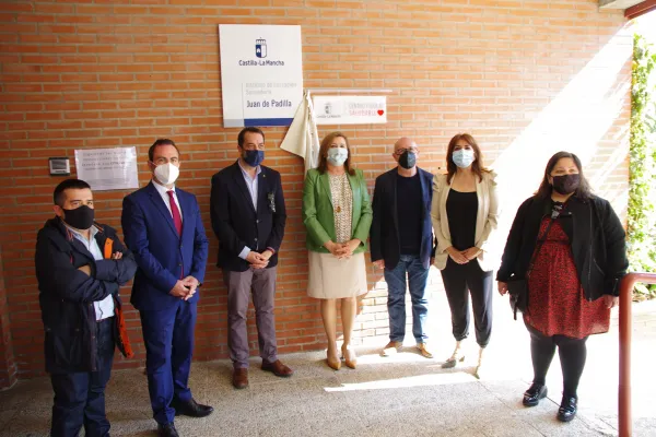 La consejera de Educación, Cultura y Deportes en la instalación de una placa a un centro escolar saludable La consejera de Educación, Cultura y Deportes en la instalación de una placa a un centro escolar saludable