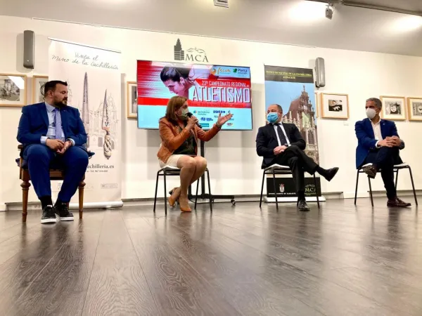 La consejera de Educación, Cultura y Deportes en la presentación del Cto. Regional de Atletismo organizado por FECAM