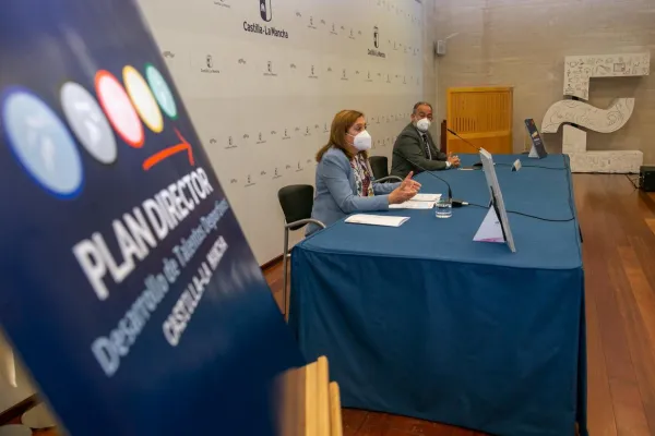 La consejera de Educación, Cultura y Deportes presentando el Plan junto al rector de la UCLM La consejera de Educación, Cultura y Deportes presentando el Plan junto al rector de la UCLM