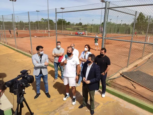 El director general junto a los directivos del club Daimiel de tenis, atendiendo a medios. El director general junto a los directivos del club Daimiel de tenis, atendiendo a medios.