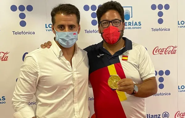 El director general de Juventud y Deportes con el medallista olímpico Alberto Fernández El director general de Juventud y Deportes con el medallista olímpico Alberto Fernández