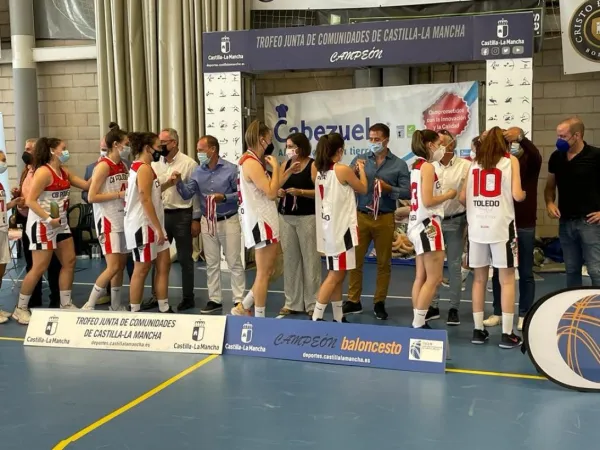 Entrega de premios a las campeonas. Entrega de premios a las campeonas.