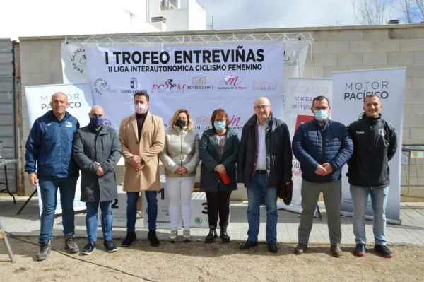El director general de Juventud y Deportes en la Liga Interautonómico de ciclismo femenino El director general de Juventud y Deportes en la Liga Interautonómico de ciclismo femenino