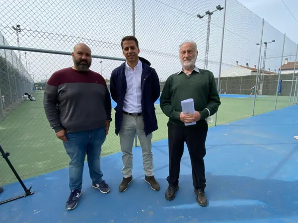 El director general con el concejal de Alcázar de San Juan y el presidente de la federación de tenis El director general con el concejal de Alcázar de San Juan y el presidente de la federación de tenis