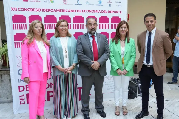 La consejera de Educación y el director general de deportes en el congreso La consejera de Educación y el director general de deportes en el congreso