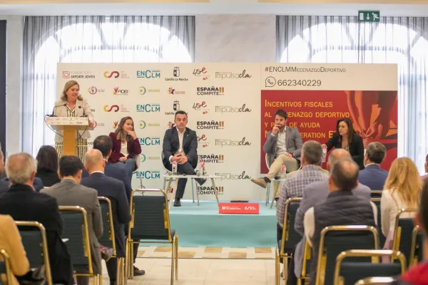 La consejera de Educación, Cultura y Deportes junto a los responsables del Consejo Superior de Deportes La consejera de Educación, Cultura y Deportes junto a los responsables del Consejo Superior de Deportes