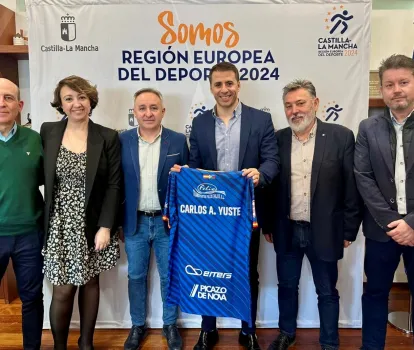 Carlos Alberto Yuste y Elena Gª Zalve, junto a miembros de la directiva del Yugo Socuéllamos