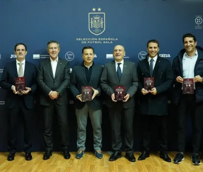 Responsables regionales de fútbol, junto al director general de Juventud y Deportes