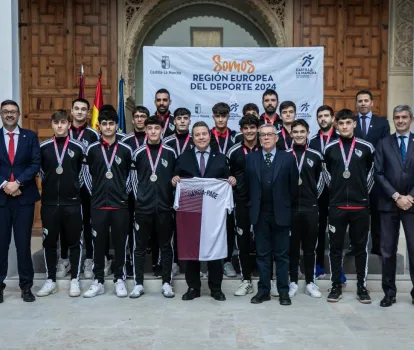 El presidente Page, recibe a la selección sub19 de fútbol de Castilla-La Mancha