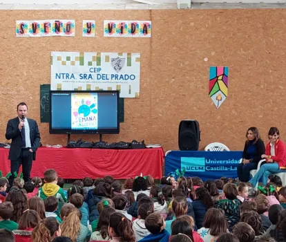 El delegado en Toledo, durante la charla en el CEIP Ntra. Señora del Prado