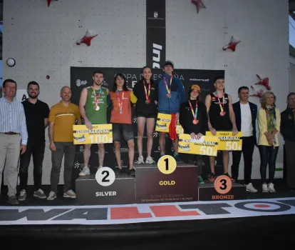 Foto del podium con los representantes de las instituciones públicas