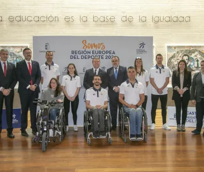 Foto de familia con los deportistas paralímpicos castellano-manchegos