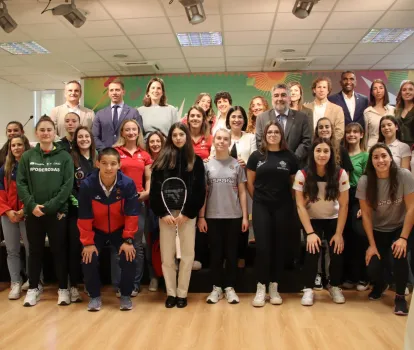 José Manuel Uribes presidiendo la foto de familia de la presentación del Tour Universo Mujer
