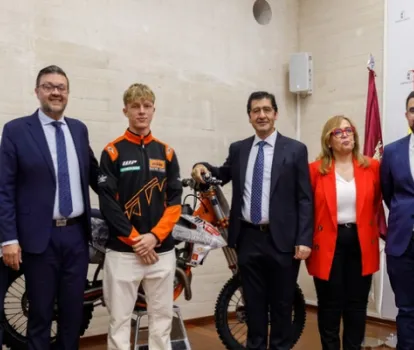 Foto de familia de la presentación de la prueba de motocross de Cózar