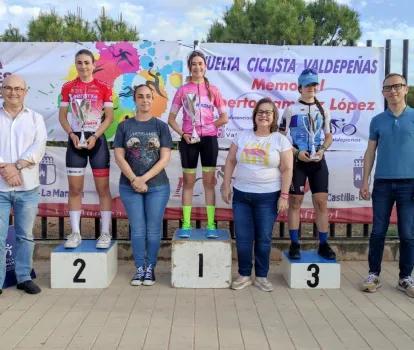 El presidente de la federación de ciclismo, en la entrega de premios