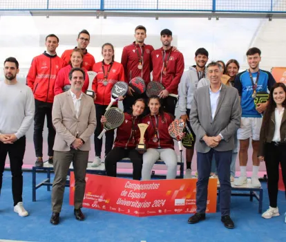 El delegado provincial en la entrega de premios del universitario de pádel