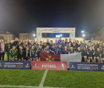 La Directora de Igualdad en la foto de familia de la final del Trofeo JCCM de fútbol femenino