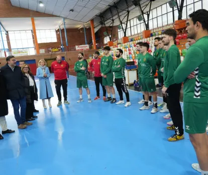 El consejero en su visita al Club Balonmano de conquense