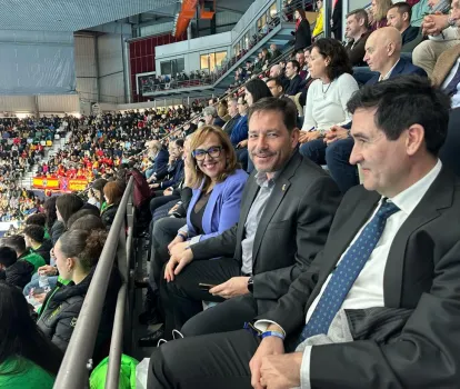 La viceconsejera durante uno de los partidos internacionales celebrados