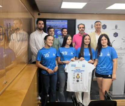 Delegado y equipo en la presentación