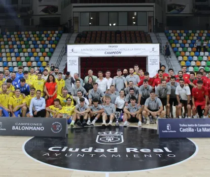 Foto de familia con campeones del balonmano en el trofeo JCCM