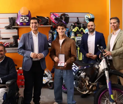 El vicepresidente segundo, con el piloto de motociclismo ciudarrealeño