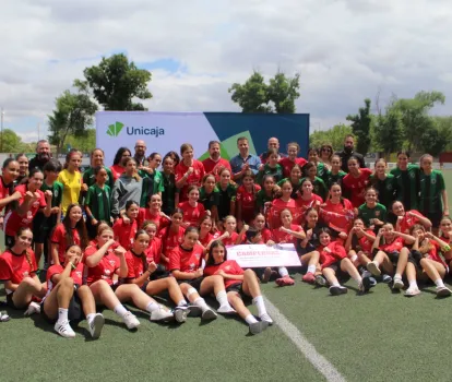 Foto de familia de las campeonas en Alcázar