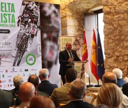 El consejero presentando La Vuelta a CLM
