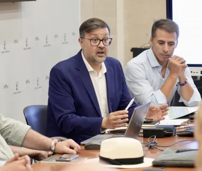 Consejero y Director General, responsables de la Ley, durante la reunión de trabajo