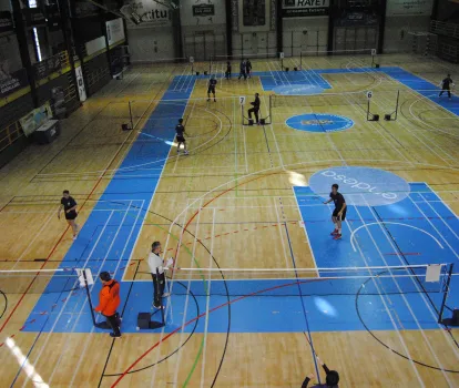 niños jugando al bádmingon